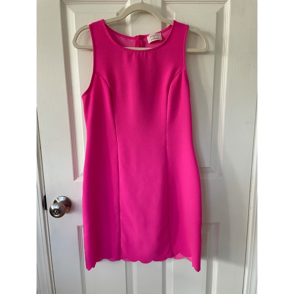 Everly (by Francesca’s) Scallop Dress